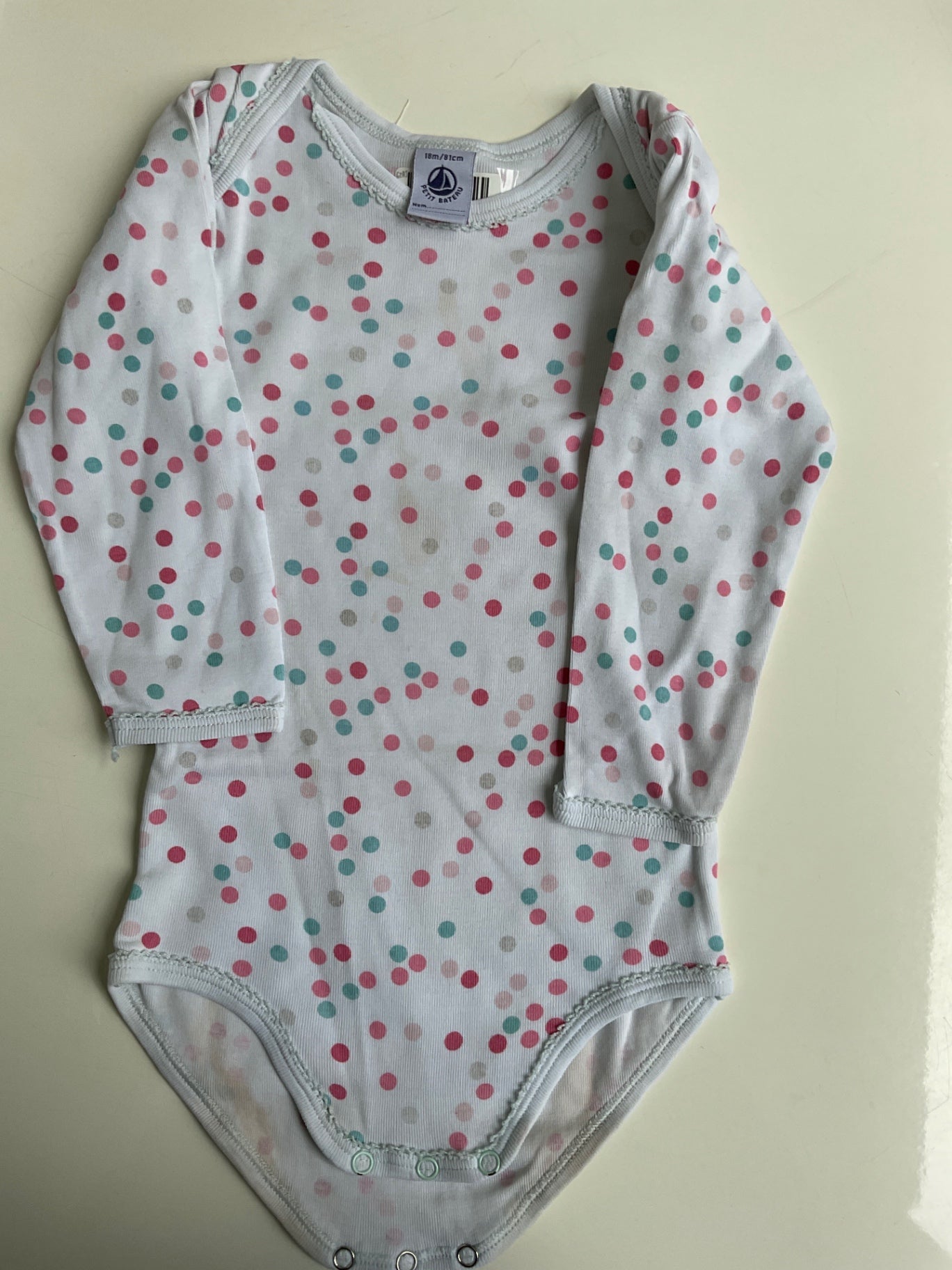 PETIT BATEAU  Body * Flecken vorne 80 Weiß mit bunten Punkten