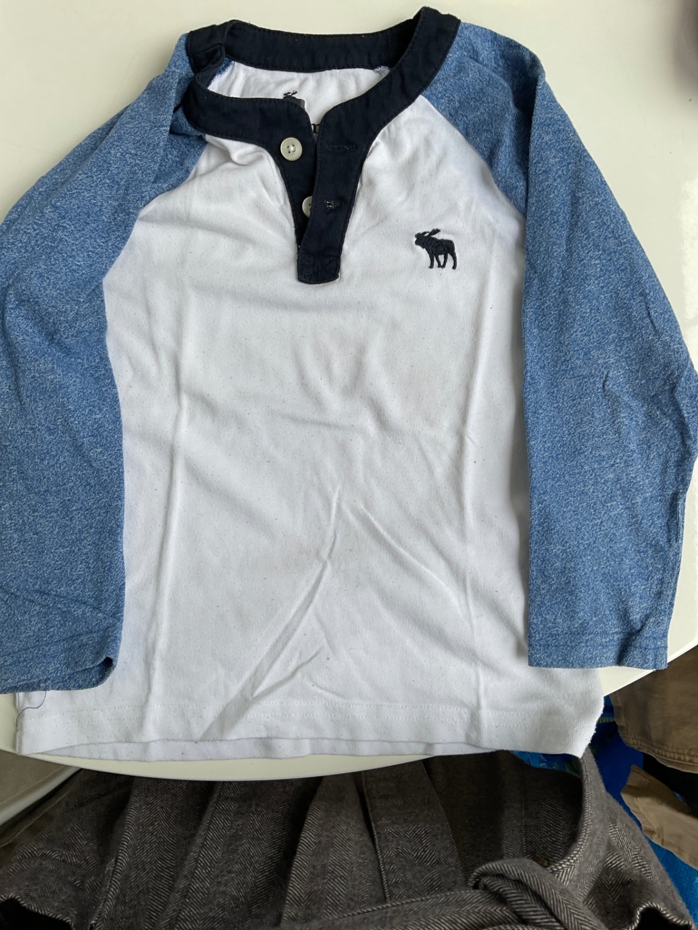 Abercrombie kids Langarmshirt *Flecken klein vorne  98/104 Weiß und Blau