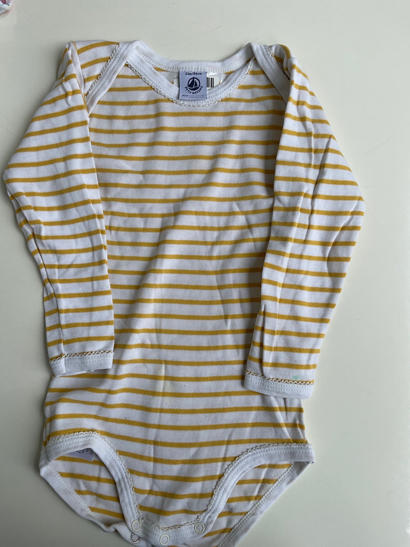 PETIT BATEAU  Body * Flecken vorne 86 Weiß und Gelb