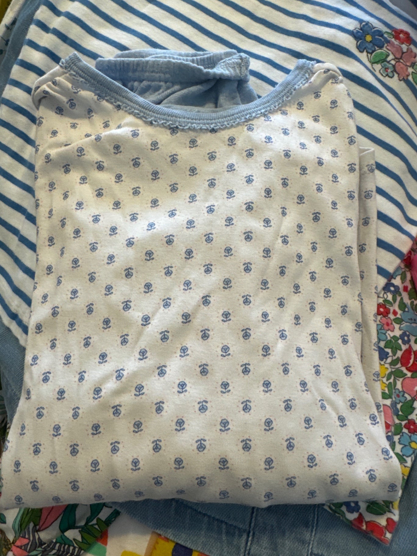 PETIT BATEAU  Pyjama Blume 140 Weiß mit blauem Muster