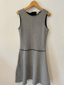 Smart & Pretty Kleid 146 Grau und Weiß gestreift