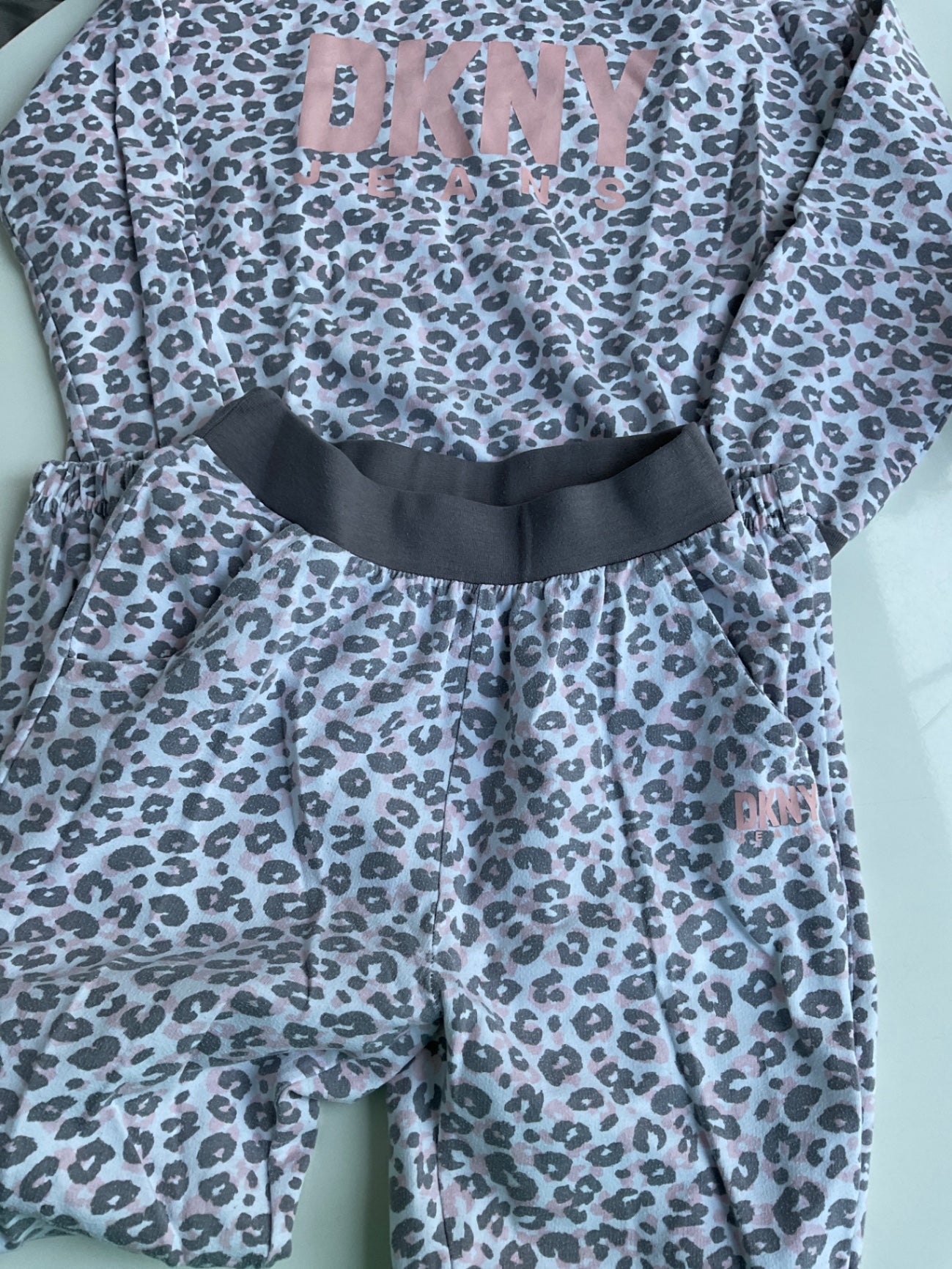 DKNY Pyjama 158 Weiß mit Leopardenmuster