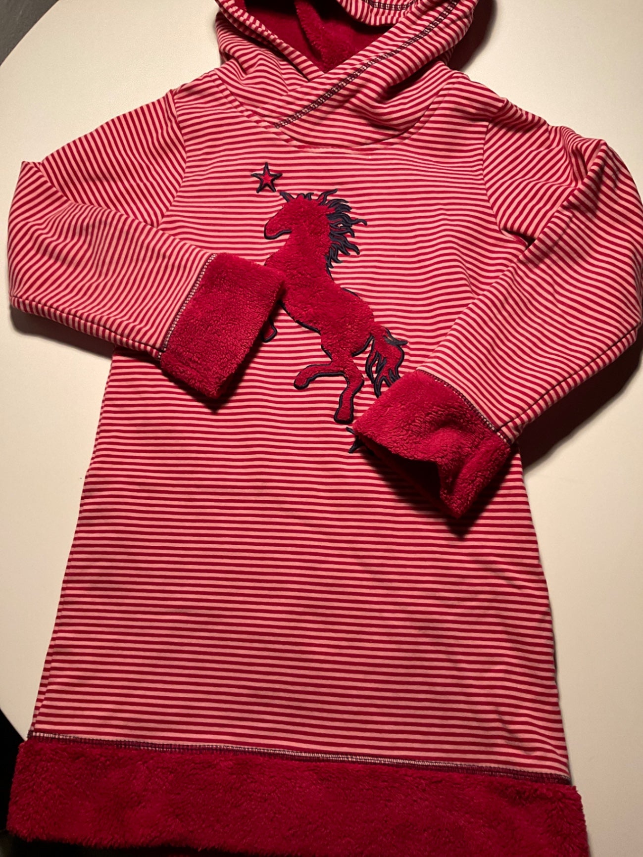 Jako-o Kleid mit Kapuze 128/134 Rot gestreift mit Pferd