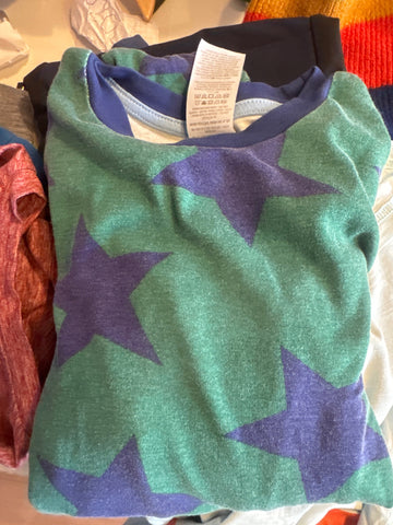 mini Boden Pyjama 140 Grün mit blauen Sternen