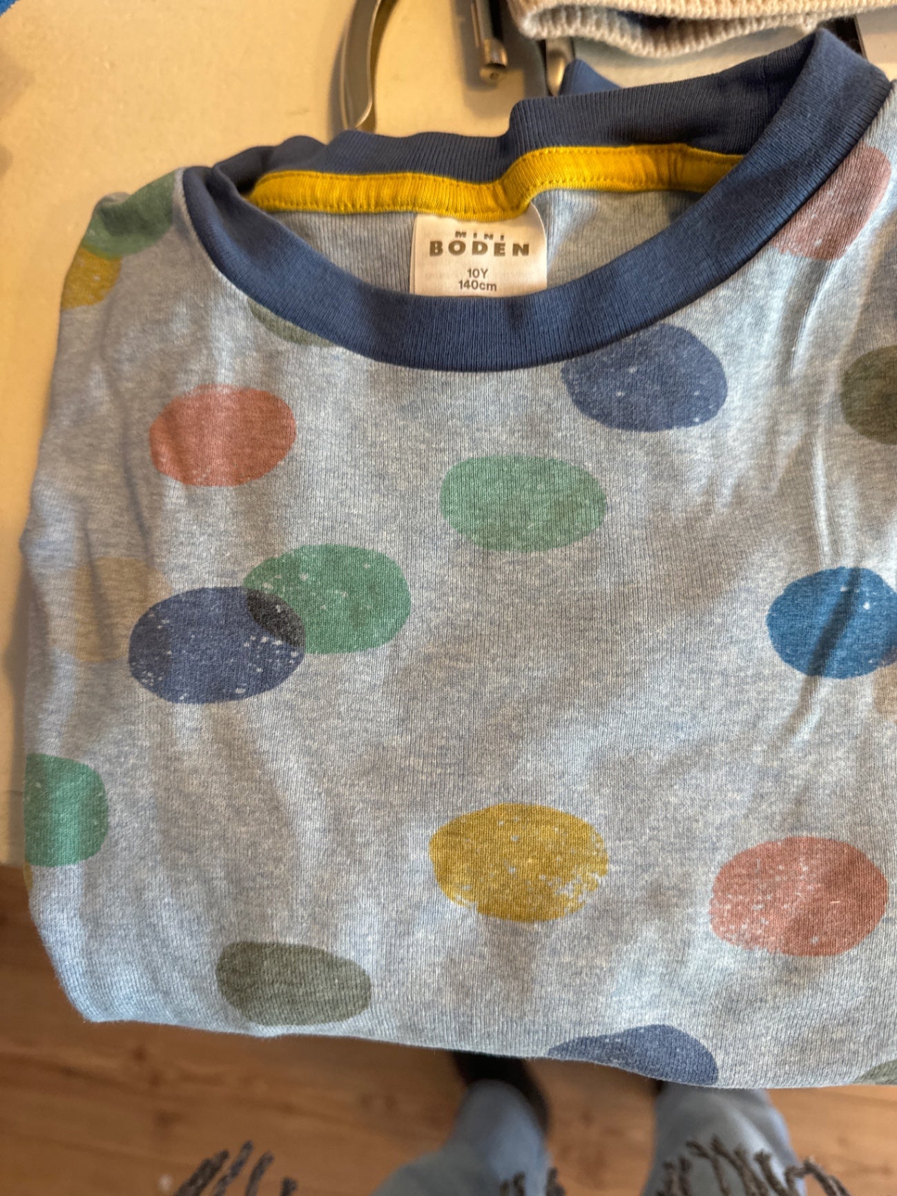 Mini Boden Pyjama 140 Hellblau mit bunten Punkten