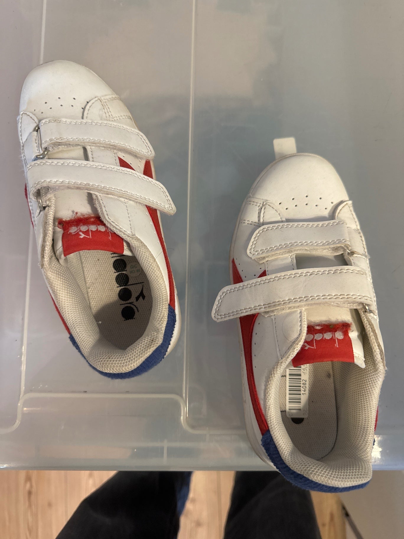 diadora Sneaker 32 Weiß mit roten und blauen Akzenten