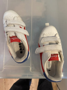 diadora Sneaker 32 Weiß mit roten und blauen Akzenten