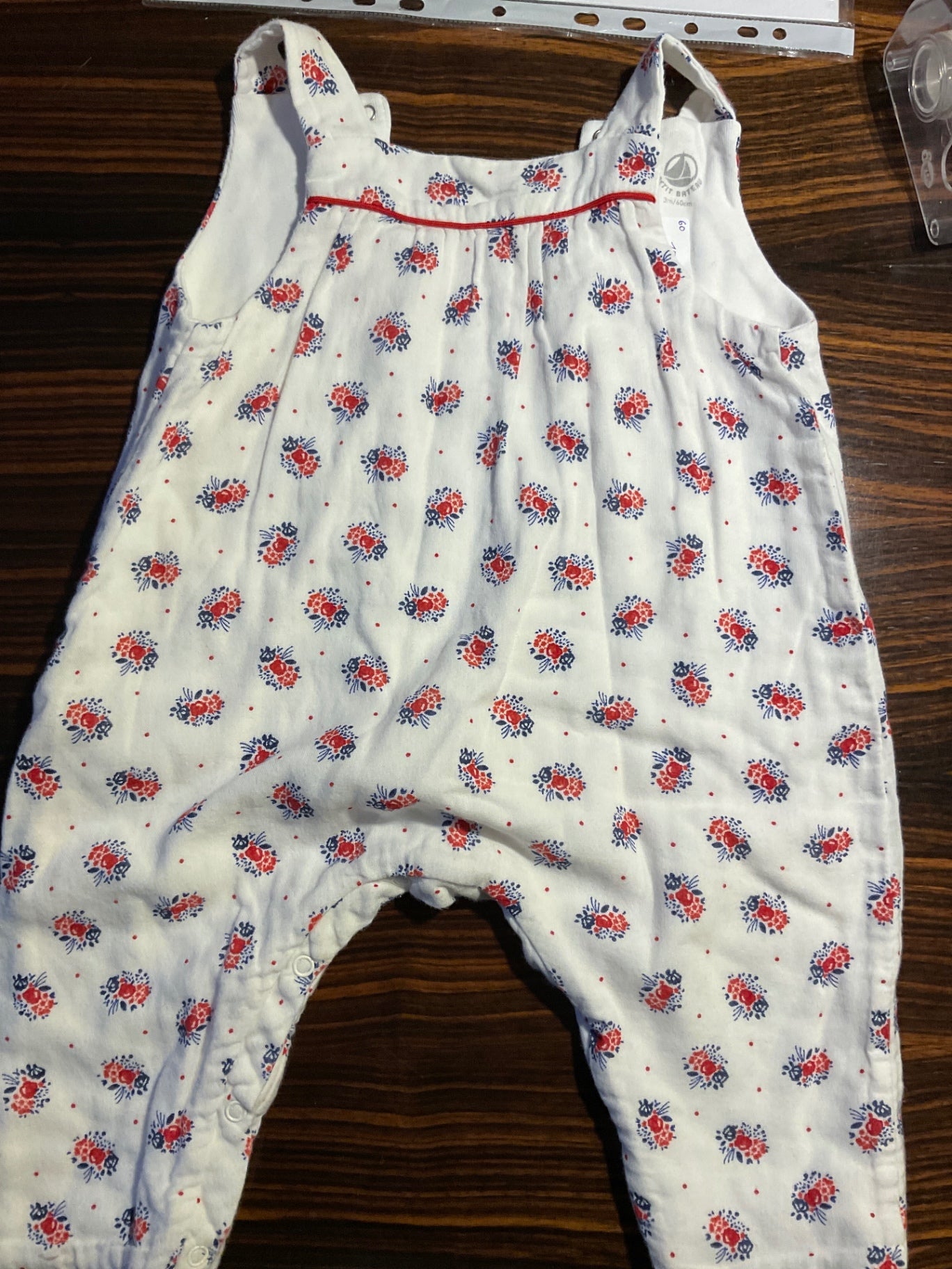 PETIT BATEAU Strampler 60 Weiß mit rotem und blauem Muster