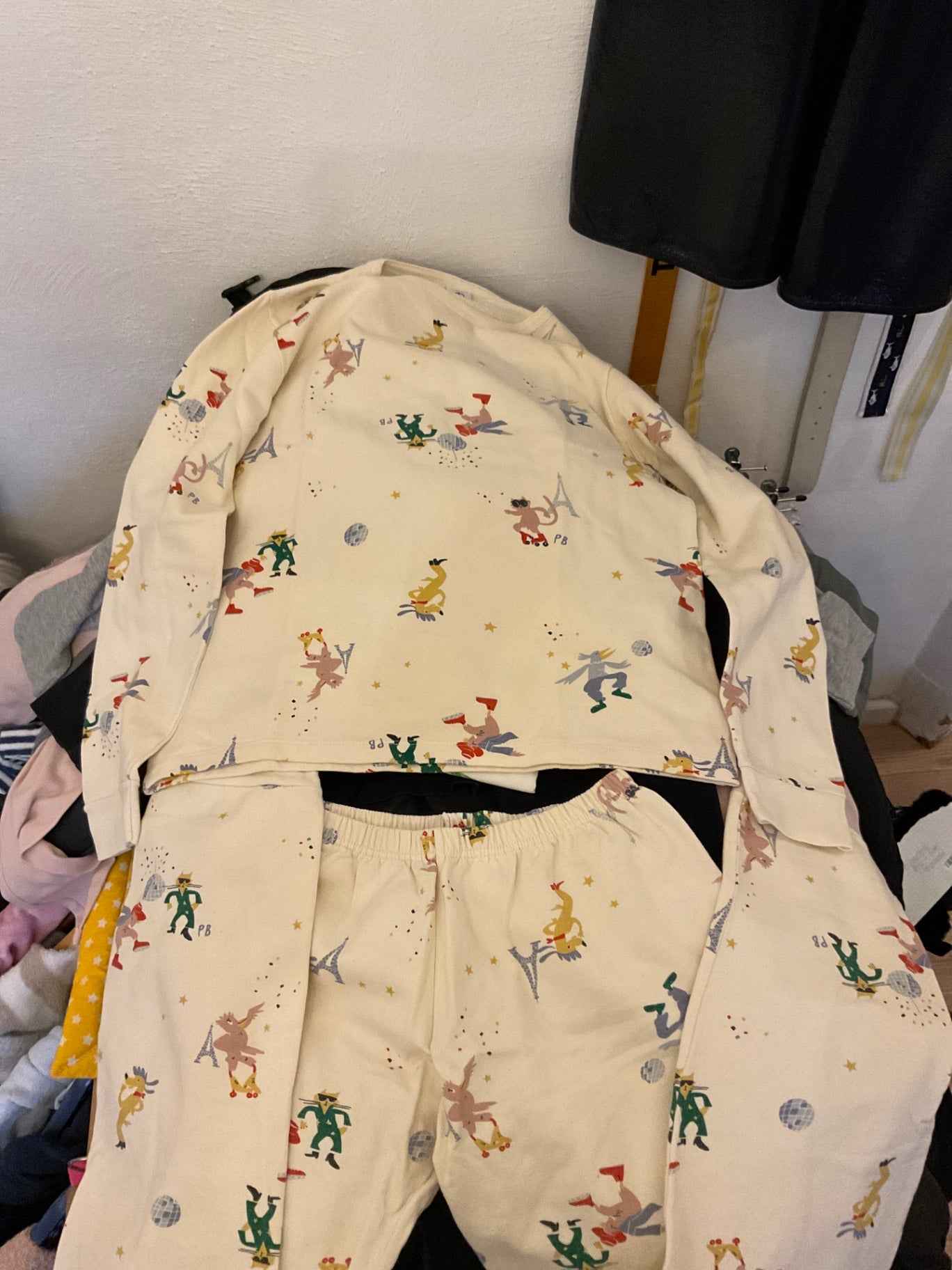 PETIT BATEAU Pyjama 152 Cremefarben mit bunten Mustern